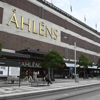 Ekonomiekot Extra Onsdag: H&M bättre än förväntat och klassiska varuhuset Åhléns får nya ägare